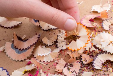 Renkli kurşun kalem talaş elinde 