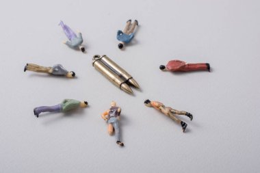 Kurşun'un etrafında ki adamlar savaşa karşı kavramsal olarak heykelcikler