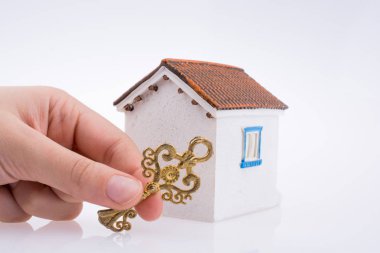 Yakınlarında bir evi var bir anahtar tutan el