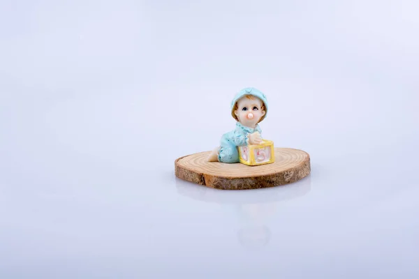 Маленькая фигурка ребенка на куске дерева — стоковое фото