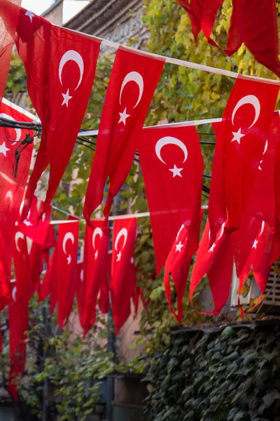 Türkische Nationalflagge hängt an einem Seil auf der Straße — Stockfoto