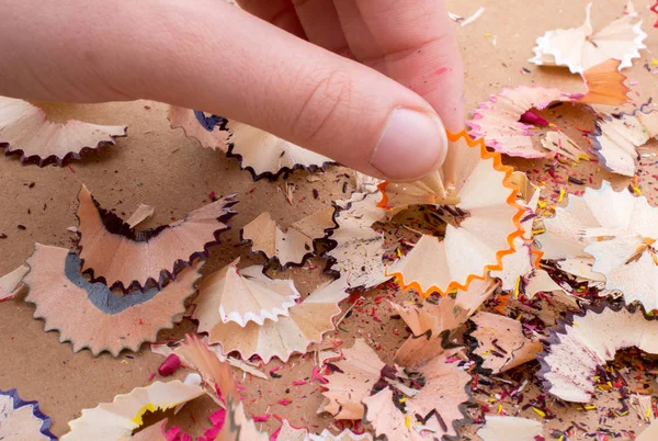 Lápiz colorido virutas en la mano — Foto de Stock