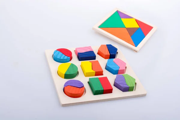 Peças de madeira coloridas de um quebra-cabeça lógico — Fotografia de Stock