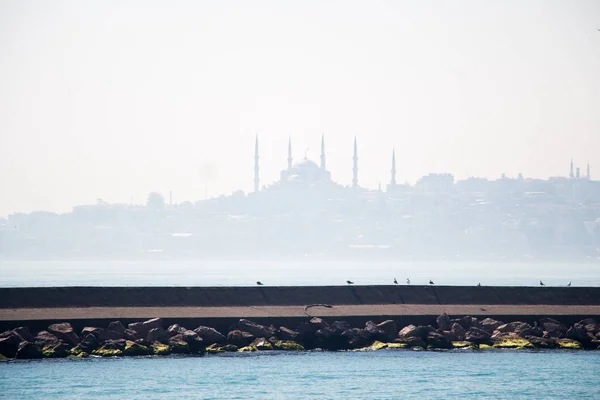 Mesquita de estilo otomano em Istambul — Fotografia de Stock