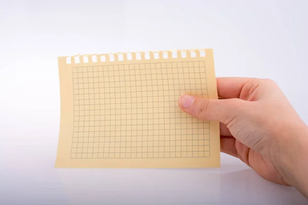 Kontrol edilmiş bir kağıdı tutan el — Stok fotoğraf