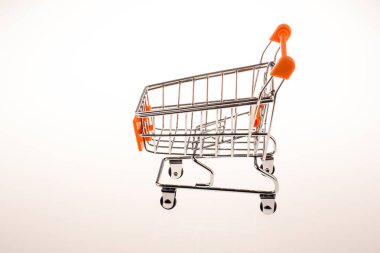 Beyaz arka plan alışveriş sepeti
