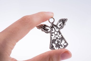 Küçük meleği tutan kişi