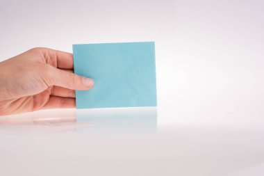 Elinde kağıt parçası