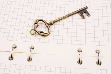 Anahtar üstünde defter