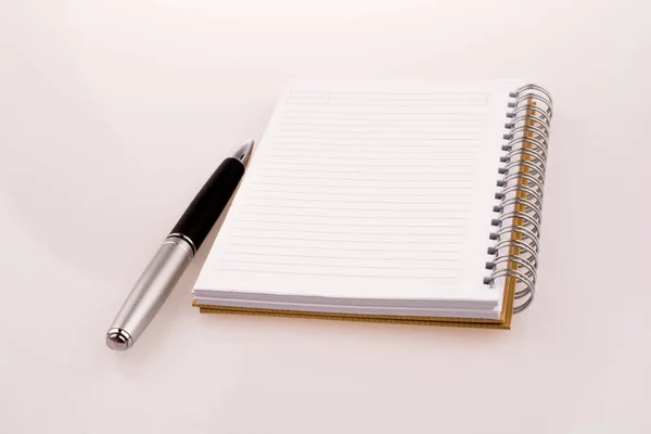 Pluma en un cuaderno — Foto de Stock