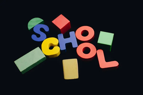 Letras escolares por letras coloridas de madeira — Fotografia de Stock