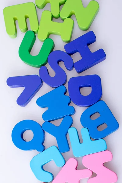 Blocos de letras coloridas espalhadas aleatoriamente no branco — Fotografia de Stock