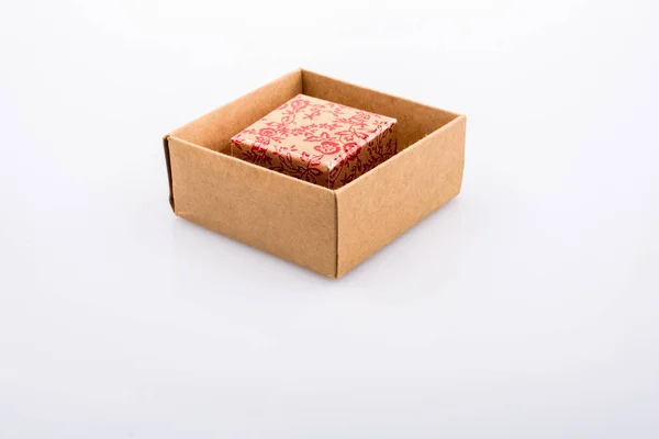 Pudełko na prezent z tektury w widoku — Zdjęcie stockowe