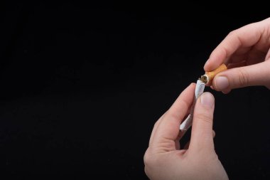 El siyah arka plan üzerine bir sigara kırılıyor