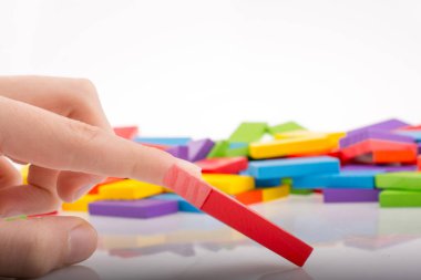 El ile renkli domino oynuyor