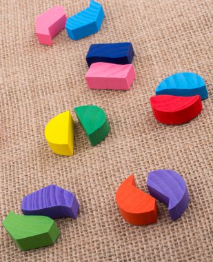 Renkli bir mantık bulmaca parçaları