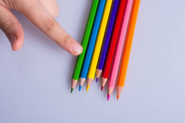  Beyaz arkaplanda renkli kalemler