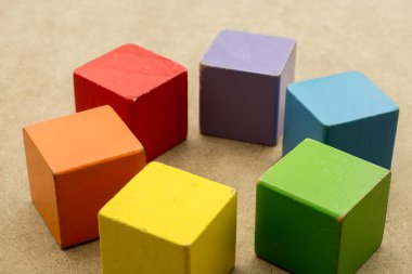 Kahverengi arka plan üzerinde renkli yapı taşları