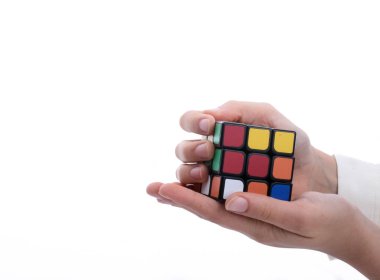 Elinde Rubik küpü