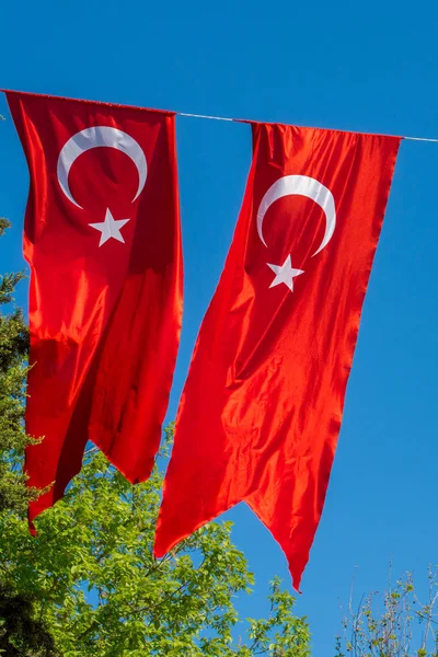 Bandiera nazionale turca appesa in vista all'aria aperta — Foto Stock