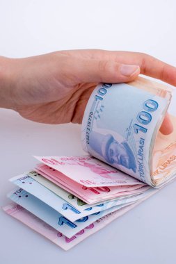 Turksh Lirası banknot elinde tutan el