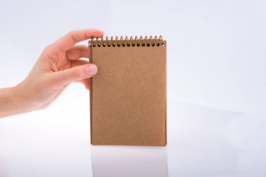 bir defter tutan el