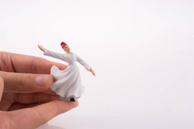 Beyaz arka planda Sufi Dervi ile el ele tutuşmalar