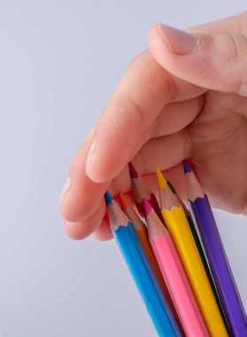  Beyaz arkaplanda renkli kalemler