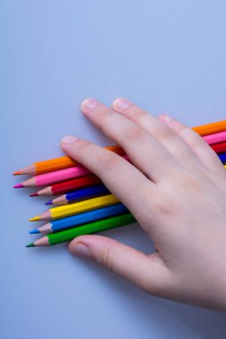  Beyaz arkaplanda renkli kalemler