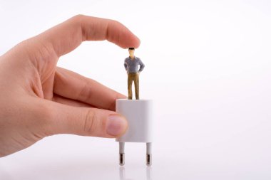 Bir şekil bir bağdaştırıcı üzerinde tutan el