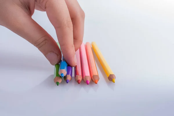 Kleurpotloden op een witte achtergrond — Stockfoto