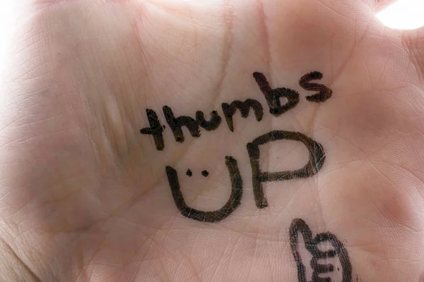 Thumbs fel, írt a kezét a palm — Stock Fotó