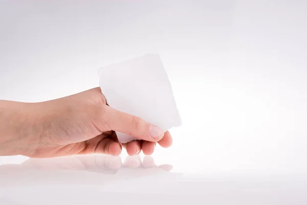 Ręka trzymająca kawałek papieru — Zdjęcie stockowe