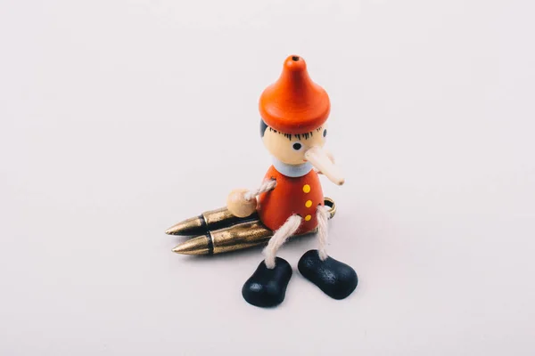 Kulové a dřevěné Pinocchio s dlouhým nosem — Stock fotografie