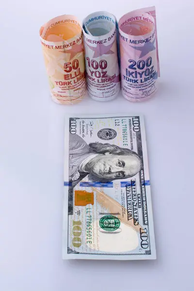 Banknoten des amerikanischen Dollars und Banknoten der türkischen Lira nebeneinander — Stockfoto