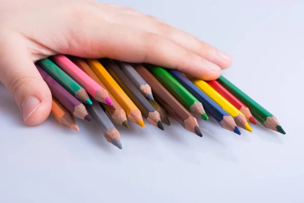 Crayons de couleur sur fond blanc — Photo