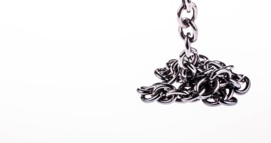 Beyaz arkaplanda metal zincir 