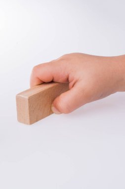 Ahşap yapı taşları ile oynayan çocuk