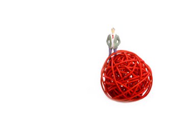 iplik makarasında duran adam 