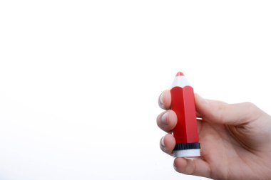 Kırmızı kalem elde