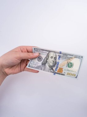 Amerikan Doları banknot ve Turksh Lirası banknot holding eller
