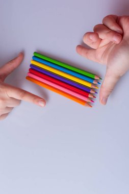  Beyaz arkaplanda renkli kalemler