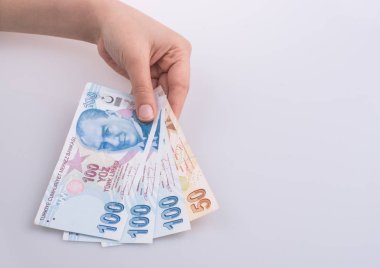 Turksh Lirası banknotlar Amerikan bebek yan tarafından holding eller