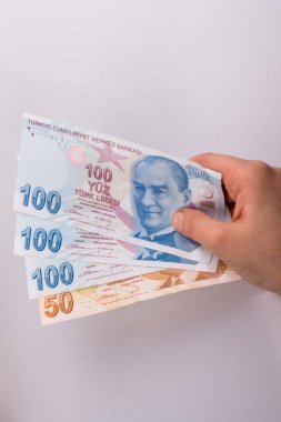Amerikan Doları banknot ve Turksh Lirası banknot holding eller