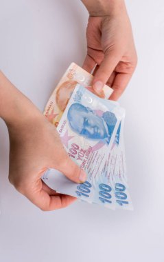 Turksh Lirası banknotlar Amerikan bebek yan tarafından holding eller