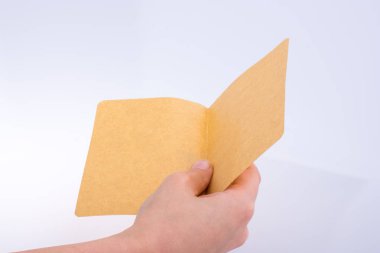 bir kağıt tutan el