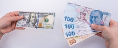 Amerikan Doları banknot ve Turksh Lirası banknot holding eller