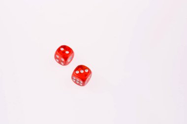 beyaz arkaplanda kırmızı zar