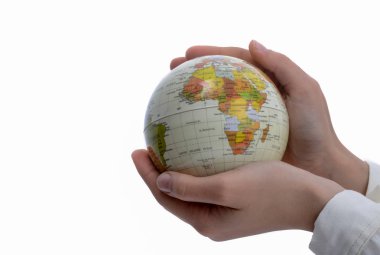 çocuk elinde bir küre