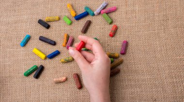 Kullanılan renkli boya kalemi ve gençler yardım